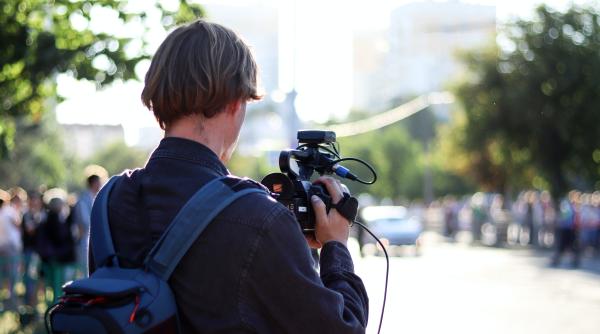 jurnalisti atacati la biserica in timp ce filmau incalcarea restrictiilor din pandemie