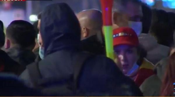 piata victoriei ocupata de protestatari oamenii sunt revoltati de noile restrictii