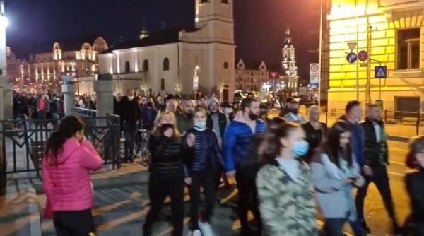 protest in oradea cateva sute de oameni printre care si luptatorul sandu lungu cer ridicarea restrictiilor video