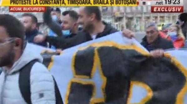 protestatarii de la universitate au plecat spre piata victoriei