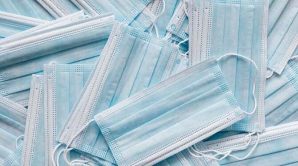 romanii in strada si la sibiu protestatarii au dat foc mastilor de protectie