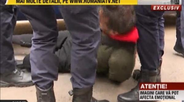 scandal la piata universitatii protestatar luat cu duba de jandarmi