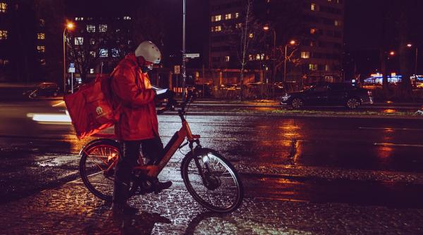 angajat al unei firme de catering talharit in plina strada trei tineri l au amenintat cu un cutit si i au furat toata mancarea