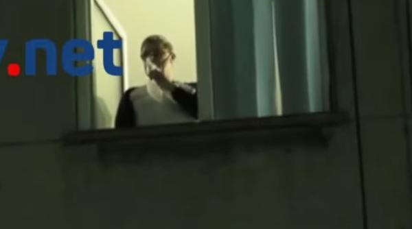 bolnav covid care respira cu masca de oxigen priveste protestele anti restrictii din brasov filmarea momentului