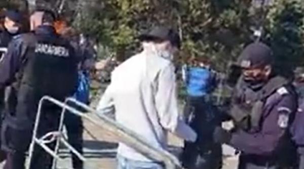 jandarmii au inchis cu garduri piata revolutiei din botosani oamenii sunt controlati si legitimati video