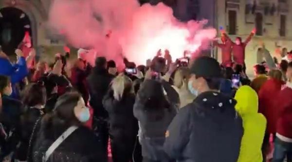 manifestatie cu fumigene la craiova protestatarii scandeaza libertate libertate video