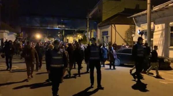 oamenii marsaluiesc pe strazile din pitesti a treia seara de proteste video