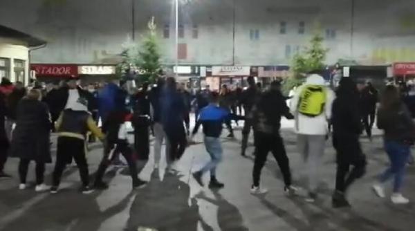 protest cu muzica populara  hora si chiuituri la targoviste   video