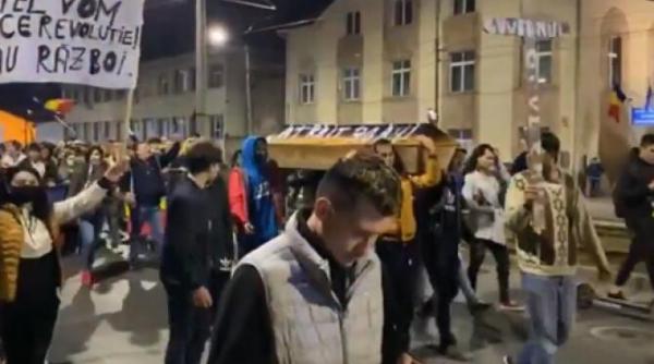 protestatarii din arad marsaluiesc pe strazi cu un sicriu si cu o cruce pe care scrie guvernul video