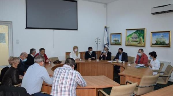 sedinta cu managerii de spitale din dambovita  se cauta solutii pentru numarul tot mai mare de pacienti covid