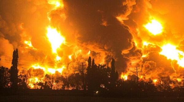 video imagini dramatice din indonezia dupa explozia unei rafinarii