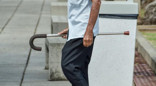 batran de 81 de ani santajat de patru femei cu imagini compromitatoare a platit 250 000 lei sa scape