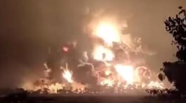 explozie puternica in indonezia o rafinarie a fost incendiata dupa ce a fost lovita de trasnet video