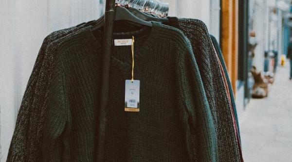 o tanara din sua a gasit peste 40 000 de dolari intr un pulover