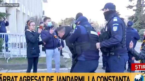 protest constanta barbat pus la pamant si incatusat de jandarmi video