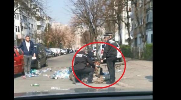 un barbat care strangea mai multe sticle de plastic pe strada pus la pamant de politisti video