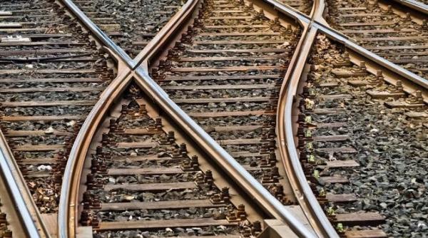 un marfar a deraiat la vadu lat giurgiu trenurile de calatori inregistreaza intarzieri