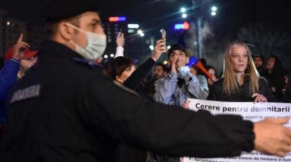 demascarea smecherilor care ii fac de ras pe oamenii care protesteaza anti restrictii tehnica speciala de a manca sarmalele prin masca