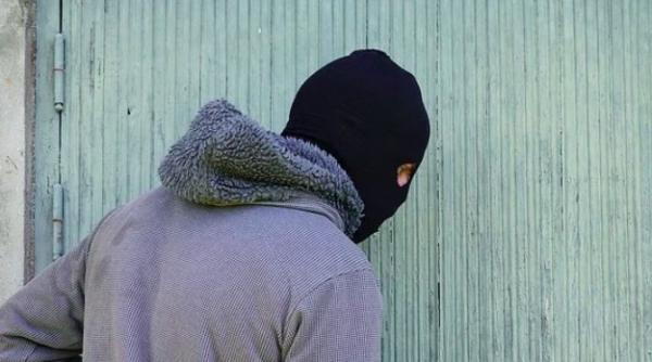 doi youtuberi au pledat vinovat pentru ca au inscenat jefuirea unei banci farsa le putea aduce 5 ani de inchisoare