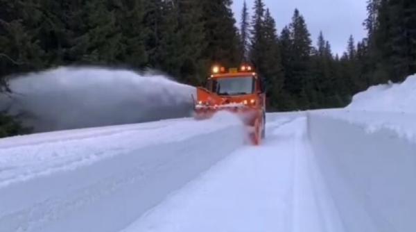 imagini tari de pe transalpina  zapada  aproape cat utilajul de deszapezire