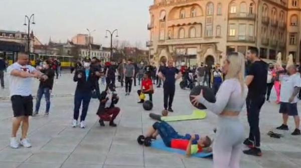 protest la oradea tinerii au scos instrumentele din salile de fitness si fac sport in centrul orasului video