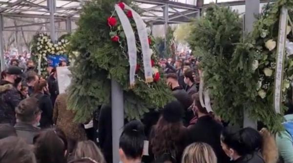 sute de oameni au participat la o inmormantare in oradea fara masti sau distantare sociala dar cu narghilea deasupra sicriului video