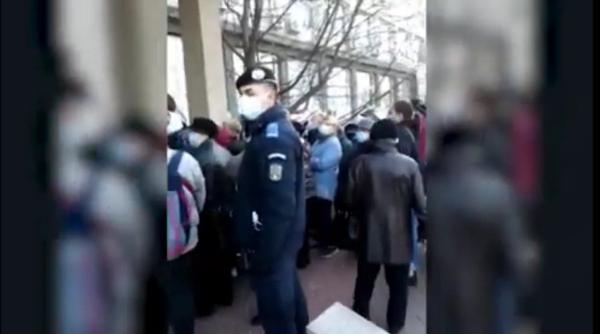 sute de oameni stau la rand in fata unei policlinici din bucuresti pentru analize compensate video