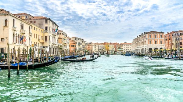 venetia interzice navelor de croaziera sa intre in centrul istoric al orasului unesco vrea sa protejeze patrimoniul