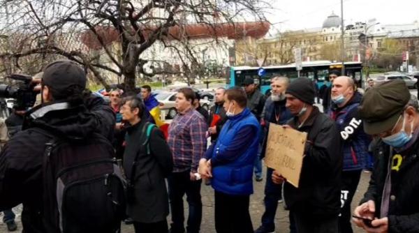 a inceput protestul anti restrictii in piata 21 decembrie 1989 sunt prezente cateva zeci de persoane video