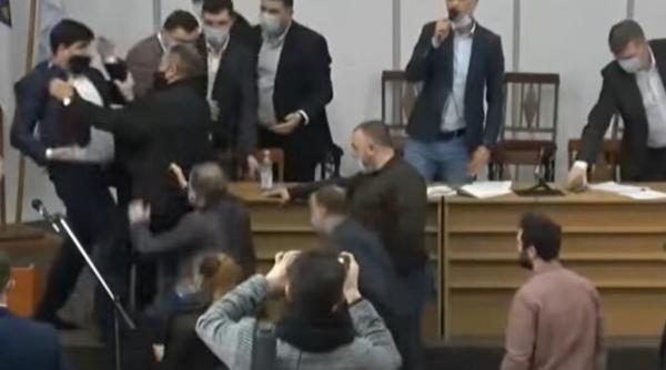 bataie in primaria chisinaului consilierii pas psrm si platforma da s au luat la pumni video