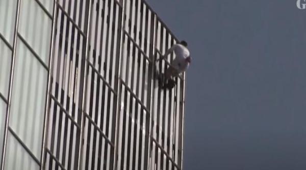 cascadorul george king arestat dupa ce a escaladat fara echipamente de siguranta o cladire inalta de 116 metri video