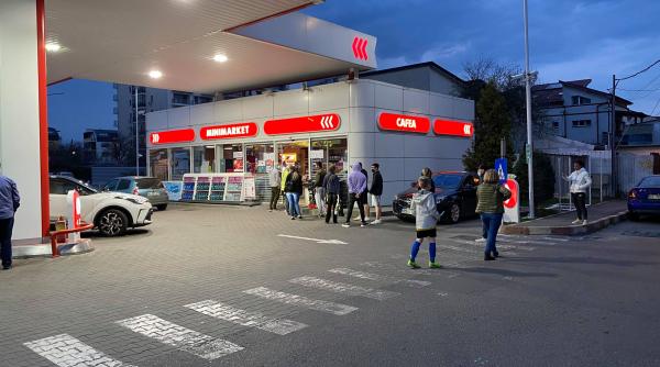 cozi uriase la benzinarii in bucuresti dupa ce magazinele s au inchis la ora 18 00 foto