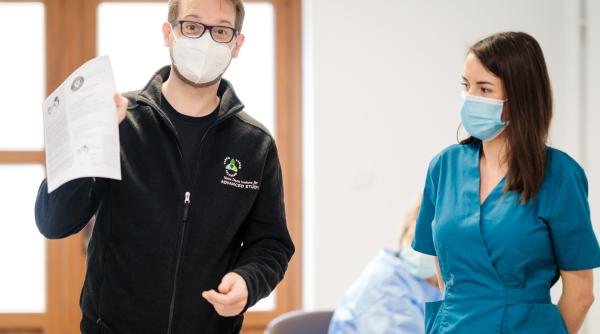 dominic fritz s a vaccinat cu astrazeneca pare netonifiat dar muschii mei sunt pe dinauntru