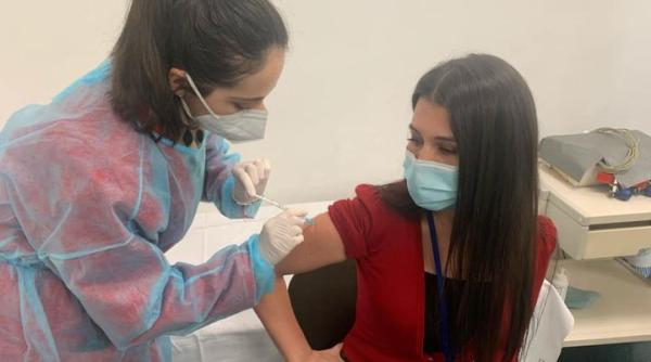 elena basescu s a vaccinat la parlament critici pe internet