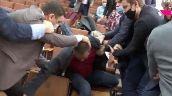 pumni picioare si imbranceli in consiliul municipal chisinau video