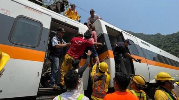 un tren a deraiat in taiwan cel putin 36 de persoane au murit iar alte cateva zeci sunt ranite video
