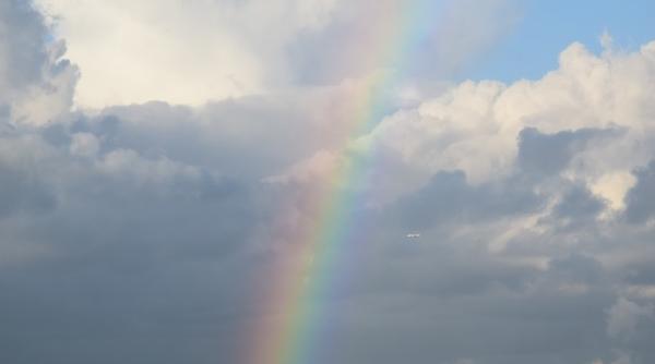 cerul s a transformat intr un mare curcubeu fenomenul rar surprins de un francez foto