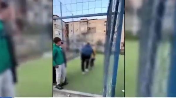 copii loviti si injurati de un barbat