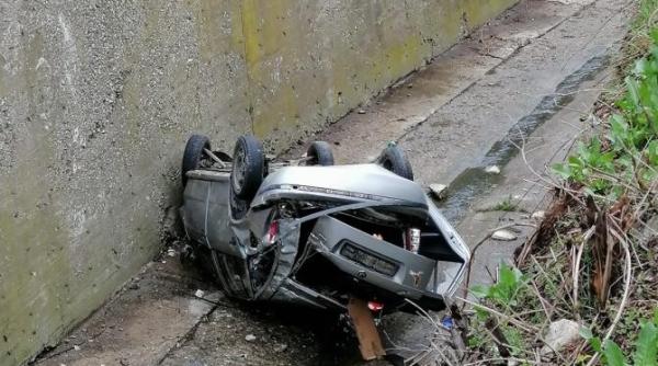 doi tineri au scapat nevatamati dupa ce au plonjat cu masina intr un canal