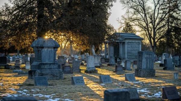 mormintele din brazilia golite de gropari pentru a face loc numarului urias de victime covid 19