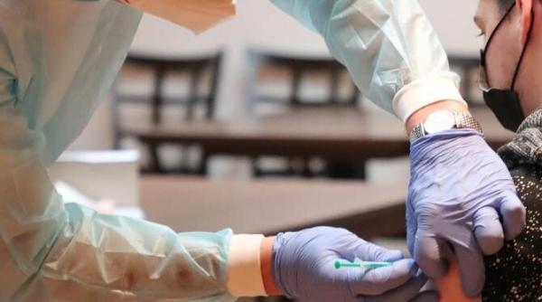 peste jumatate din populatia din marea britanie vaccinata impotriva covid 19