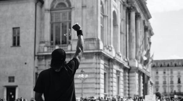 politia elvetiana a folosit gaze lacrimogene si gloante de cauciuc impotriva protestatarilor