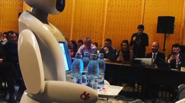 tablou pictat de robotul sofia vandut cu aproape 700 000 dolari