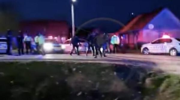 bataie cu politia in satu mare scandalagiii au retezat urechea unui politist un barbat a iesit cu drujba la politisti si jandarmi