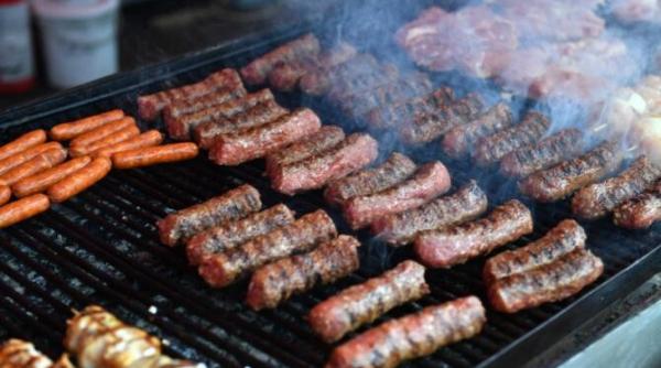 coada la mici in piata obor din capitala politistii stau de paza