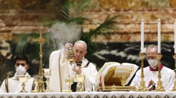 papa francisc oficiaza slujba de paste la vatican