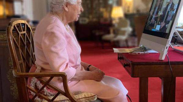 regina elisabeta si printul charles imagini rare cu ocazia pastelui catolic foto