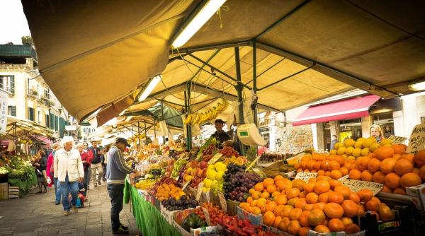 sute de oameni s au inghesuit la deschiderea unei piete din buzau in plina pandemie video