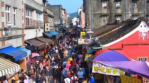 aglomeratie uriasa pe o strada din taoyuan taiwan in plina pandemie video