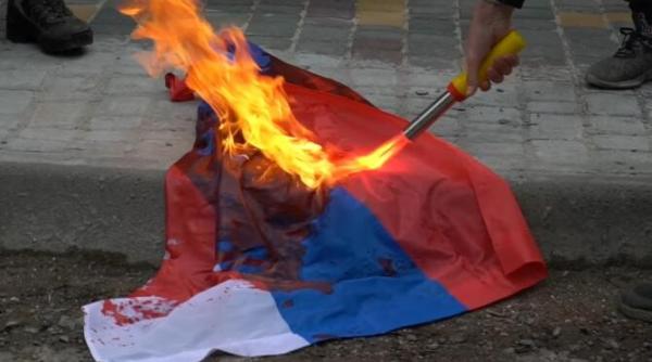 drapelul rusiei a fost incendiat in fata consulatului moscovei din odesa video